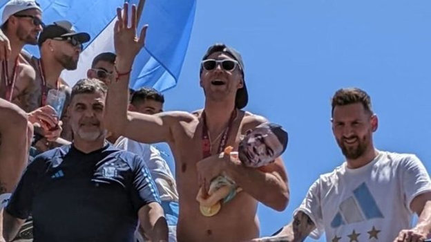 Эмилиано Мартинес с куулой с лицом Килиана Мбаппе. Фото Соцсети Эмилиано Мартинес с куулой с лицом Килиана Мбаппе. Фото Соцсети