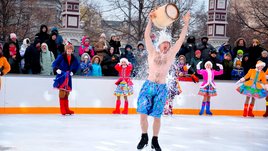 Сумасшедшее шоу у Кремля. Раздетый фигурист обливается водой в мороз!