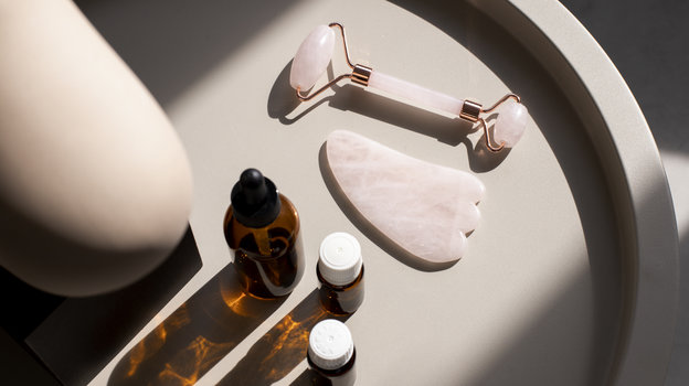 Роллер и скребок для гуаша. Фото Freepik Роллер и скребок для гуаша. Фото Freepik