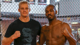 Джона Джонса к Гану готовит русский боксер. Он с 8 лет живет в США и бросил нефтедобычу ради бокса