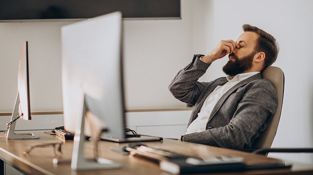 Мужчина на работе. Фото Freepik/senivpetro Мужчина на работе. Фото Freepik/senivpetro