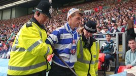 «Во время Евро-96 выбежал на поле с российским флагом — потом увидел себя в «СЭ». Интервью легендарного динамовского болельщика