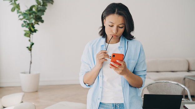 Девушка со смартфоном. Фото istockphoto.com Девушка со смартфоном. Фото istockphoto.com