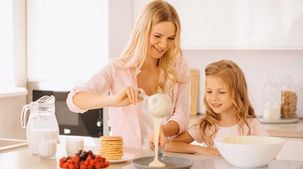 Приготовление блинов. Фото Freepik/senivpetro Приготовление блинов. Фото Freepik/senivpetro