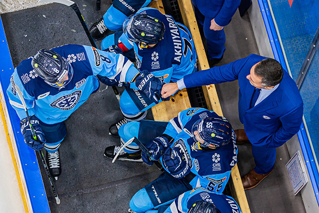 Евгений Шалдыбин с игроками «Сибири». Фото ХК «Сибирь» Евгений Шалдыбин с игроками «Сибири». Фото ХК «Сибирь»