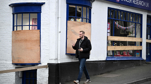 Жители Эшбурна заколачивают витрины своих кафе, магазинов перед матчем. Фото AFP Жители Эшбурна заколачивают витрины своих кафе, магазинов перед матчем. Фото AFP