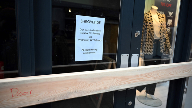 Объявление на магазине Эшбурна. Фото AFP Объявление на магазине Эшбурна. Фото AFP