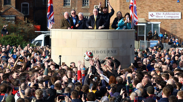 Мэр Эшбурна начинает матч 2023 года. Фото AFP Мэр Эшбурна начинает матч 2023 года. Фото AFP