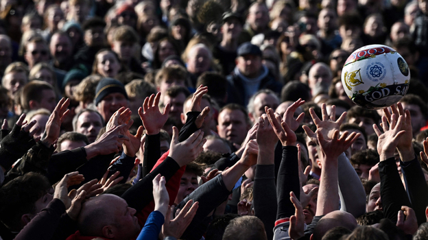 Мяч футбольного матча в Эшбурне. Фото AFP Мяч футбольного матча в Эшбурне. Фото AFP
