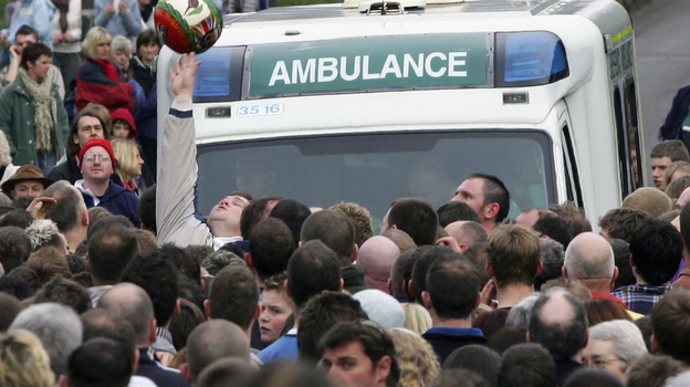 Бригада врачей дежурит во время матча. Фото Getty Images Бригада врачей дежурит во время матча. Фото Getty Images