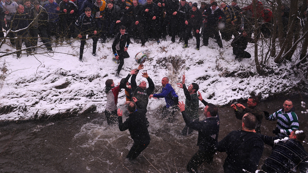 Река в Эшбурне — не помеха «футболистам». Фото Getty Images Река в Эшбурне — не помеха «футболистам». Фото Getty Images