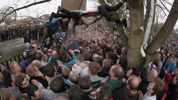 Дотронуться до мяча для многих большая удача. Фото Getty Images Дотронуться до мяча для многих большая удача. Фото Getty Images