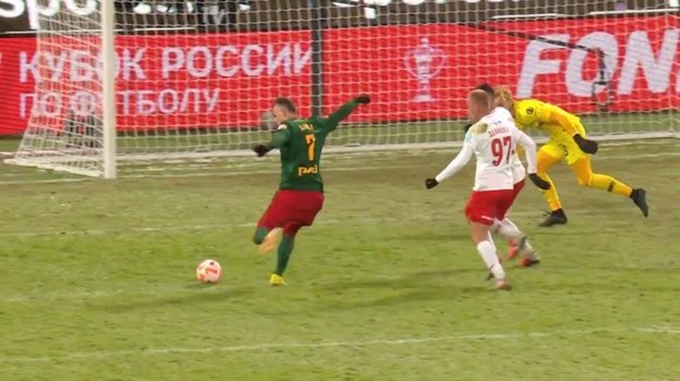 Момент у Артема Дзюбы в матче Локомотив — Спартак. Фото Скриншот из трансляции Момент у Артема Дзюбы в матче Локомотив — Спартак. Фото Скриншот из трансляции