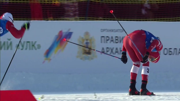 Александр Большунов между ног смотрит на Глеба Ретивых. Фото Скриншот трансляции matchtv.ru Александр Большунов между ног смотрит на Глеба Ретивых. Фото Скриншот трансляции matchtv.ru
