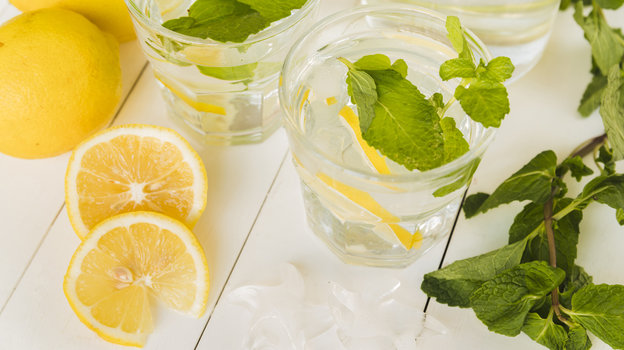 Вода с лимоном и мятой. Фото Freepik/freepik Вода с лимоном и мятой. Фото Freepik/freepik
