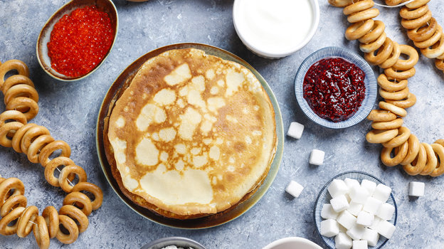 Блины. Фото Freepik/azerbaijan_stockers Блины. Фото Freepik/azerbaijan_stockers