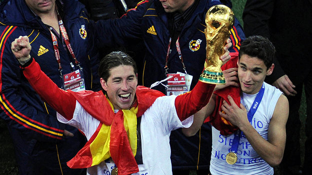 Серхио Рамос с трофеем ЧМ-2010. Фото Global Look Press Серхио Рамос с трофеем ЧМ-2010. Фото Global Look Press