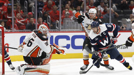 Первый матч Овечкина после возвращения: наклейки в память об отце, обмен друга