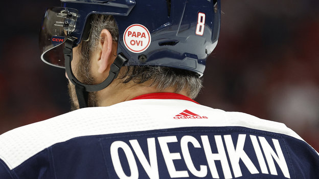Наклейка на шлеме в часть отца Александра Овечкина. Фото USA Today Sports Наклейка на шлеме в часть отца Александра Овечкина. Фото USA Today Sports