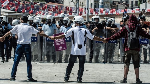 Протест турков против сноса Гези парка в Стамбуле в 2013 году. Фото Global Look Press Протест турков против сноса Гези парка в Стамбуле в 2013 году. Фото Global Look Press