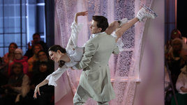 Медведеву увела охрана — дети плакали, оставшись без селфи. Как встретили первое шоу «Ледниковый период» без Костомарова