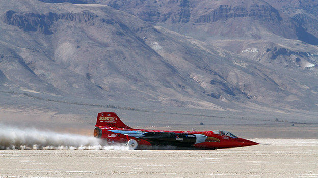 Джесси Комбс управляет своим болидом. Фото Global Look Press Джесси Комбс управляет своим болидом. Фото Global Look Press