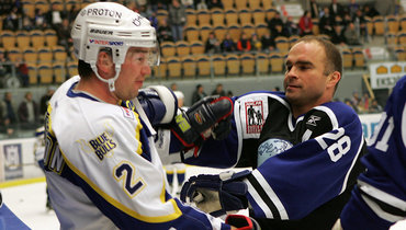 Тай Доми (справа).