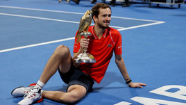 Медведев берет титулы вторую неделю подряд и объясняет неудачу в Мельбурне. Во всем виноваты мячи