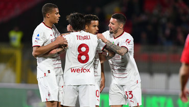 Игроки «Милана» в матче серии А с «Монцей».