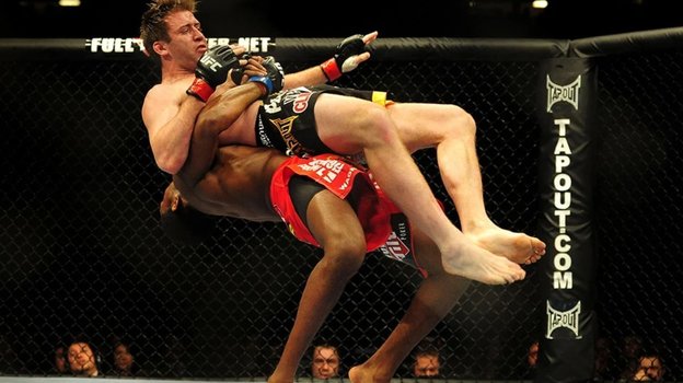 Джон Джонс запускает прогибом Стефанна Боннара. Фото MMAJunkie Джон Джонс запускает прогибом Стефанна Боннара. Фото MMAJunkie