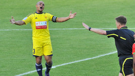 Из-за скандала с бананом Роберто Карлос хотел завершить карьеру. Виновника искали 9 месяцев, но не наказали