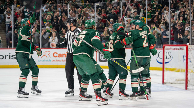 Кирилл Капризов (второй справа) вместе с партнерами празднует победный гол в овертайме матча «Миннесота» — «Коламбус» (3:2 ОТ). Фото USA Today Sports Кирилл Капризов (второй справа) вместе с партнерами празднует победный гол в овертайме матча «Миннесота» — «Коламбус» (3:2 ОТ). Фото USA Today Sports