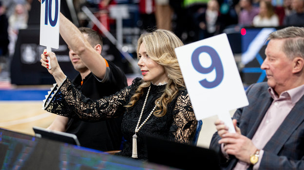 Илона Корстин выставляет оценки на конкурсе данков. Фото пресс-служба Единой лиги ВТБ Илона Корстин выставляет оценки на конкурсе данков. Фото пресс-служба Единой лиги ВТБ