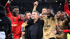 Одно из главных открытий сезона в европейском футболе. Тренер «Ланса» обожает йогу и строит авторский проект