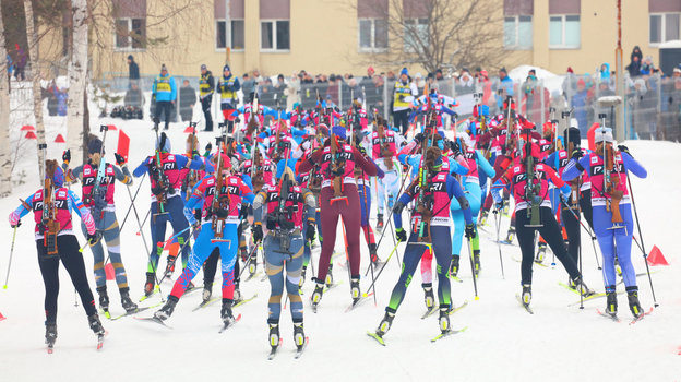 Биатлонистки во время масс-старта. Фото СБР Биатлонистки во время масс-старта. Фото СБР
