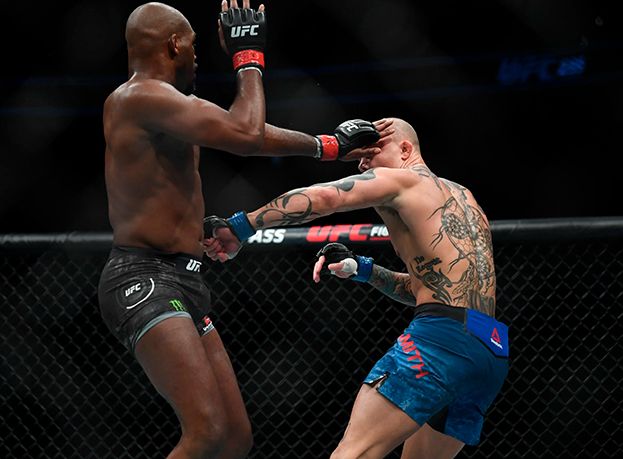 Джон тыкает в глаз Смита. Фото Zuffa LLC Джон тыкает в глаз Смита. Фото Zuffa LLC
