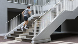 Как правильно ходить по лестнице с пользой для здоровья