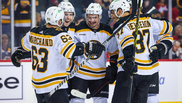 Дмитрий Орлов празднует гол.