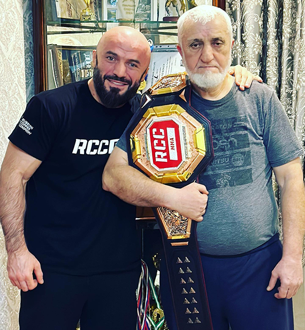 Магомед Исмаилов с отцом. Фото Соцсети Магомед Исмаилов с отцом. Фото Соцсети