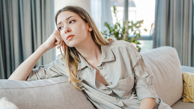 Грустящая девушка. Фото istockphoto.com Грустящая девушка. Фото istockphoto.com