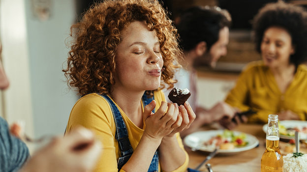 Девушка за обедом. Фото istockphoto.com Девушка за обедом. Фото istockphoto.com