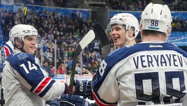 Игроки «Торпедо» в матче КХЛ с «Динамо».