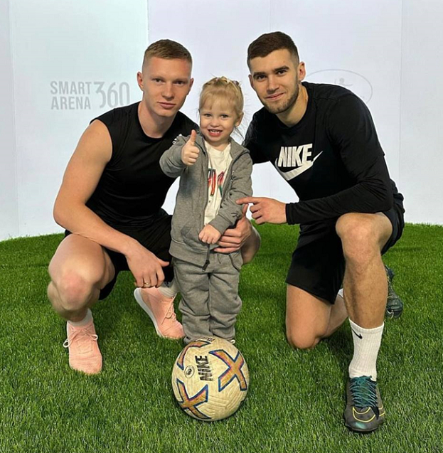 Николай Рассказов с ребенком и Александр Ломовицкий.