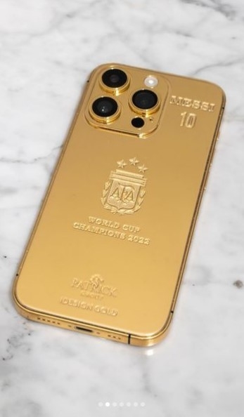 Золотой Айфон и именем Месси.