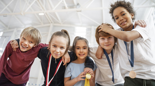 Занятия спортом очень полезны для детей. Юные спортсмены с завоеванными медалями