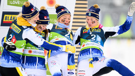 Шведские лыжницы Эмма Рибом, Эбба Андерссон, Фрида Карлссон, Майя Далквист