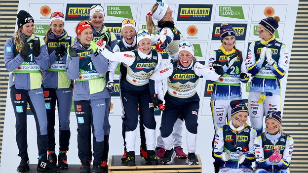 Лыжницы сборных Германии, Норвегии и Швеции на пьедестале почета
