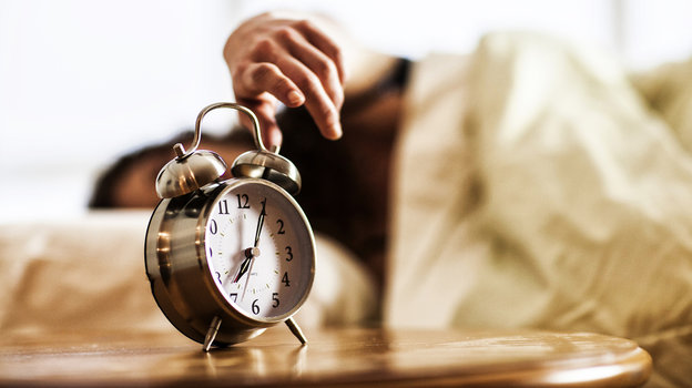 Чтобы лучше высыпаться, нужно соблюдать режим. Будильник