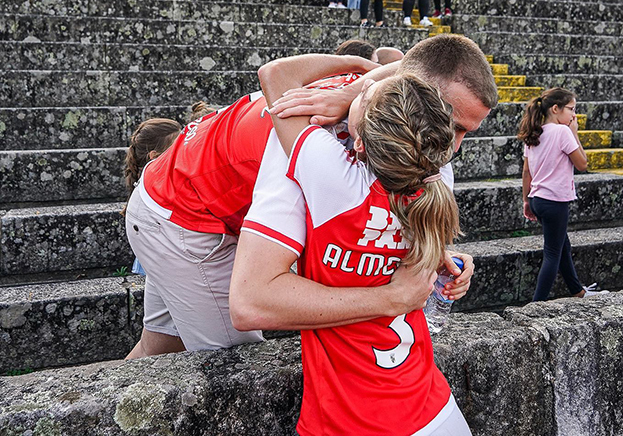 Пейдж Альмендари и Роб Холдинг.