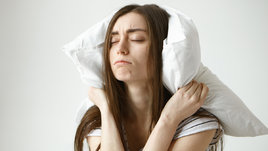 Девушка с подушкой